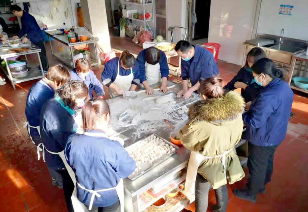 冲床送料机厂冬至包饺子 冲床送料机厂冬至包饺子