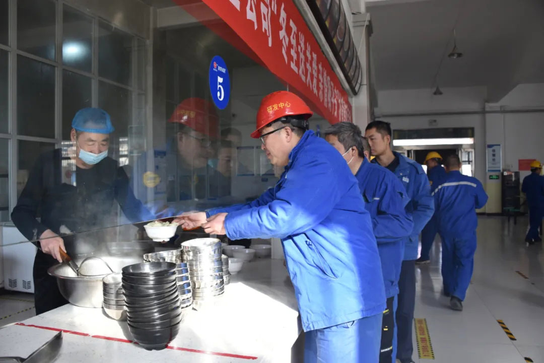 自动化工厂冬至包饺子