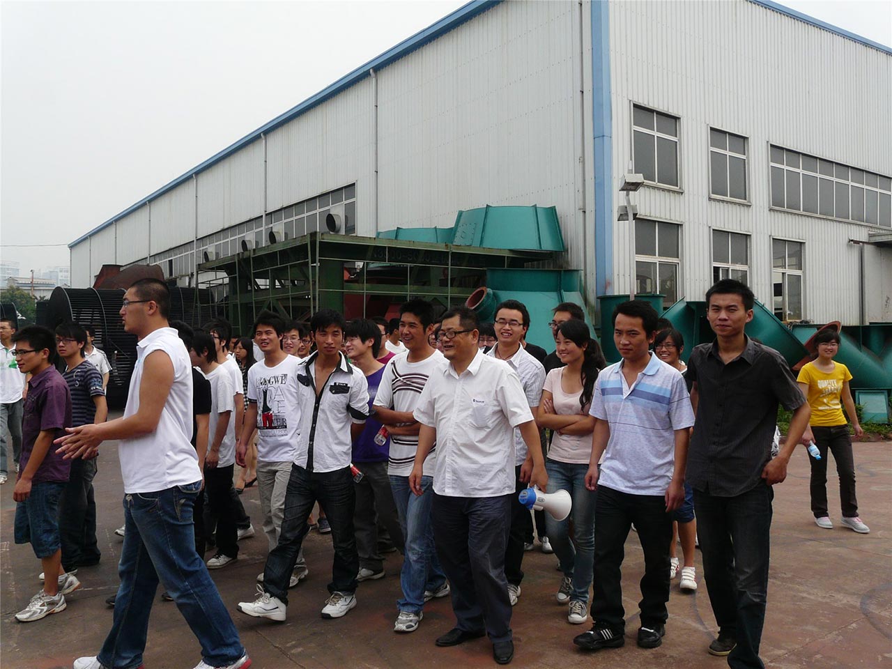 江苏大学生来访送料机厂