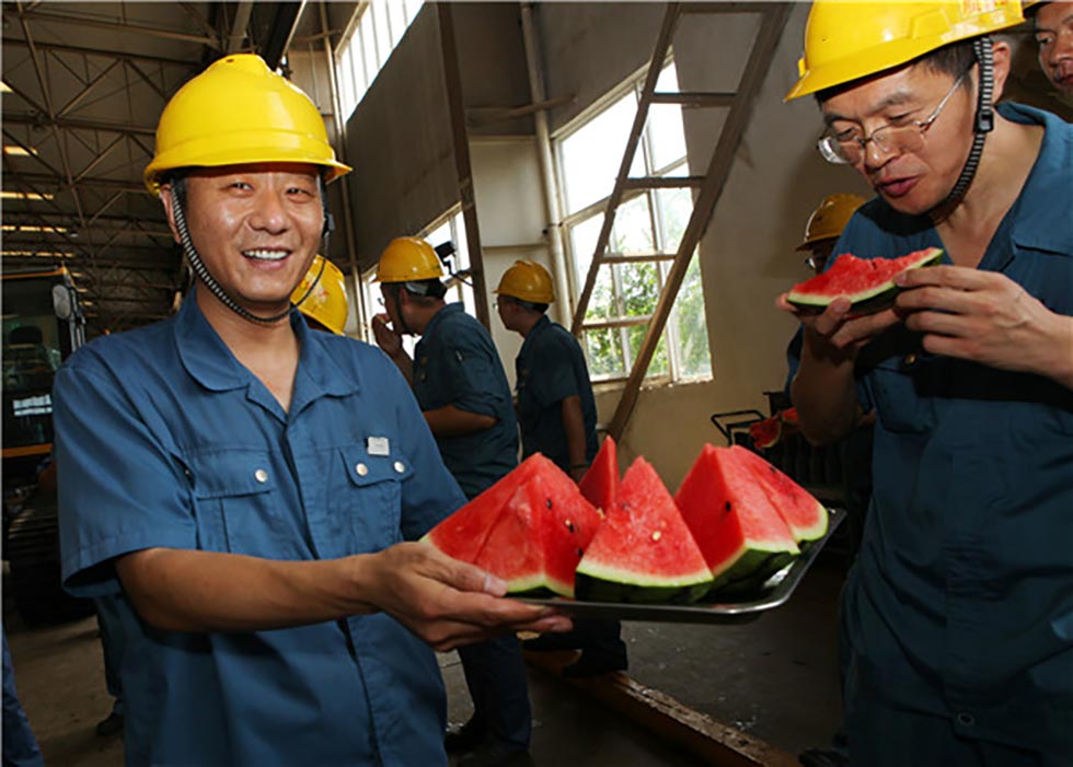 工厂夏季派送西瓜