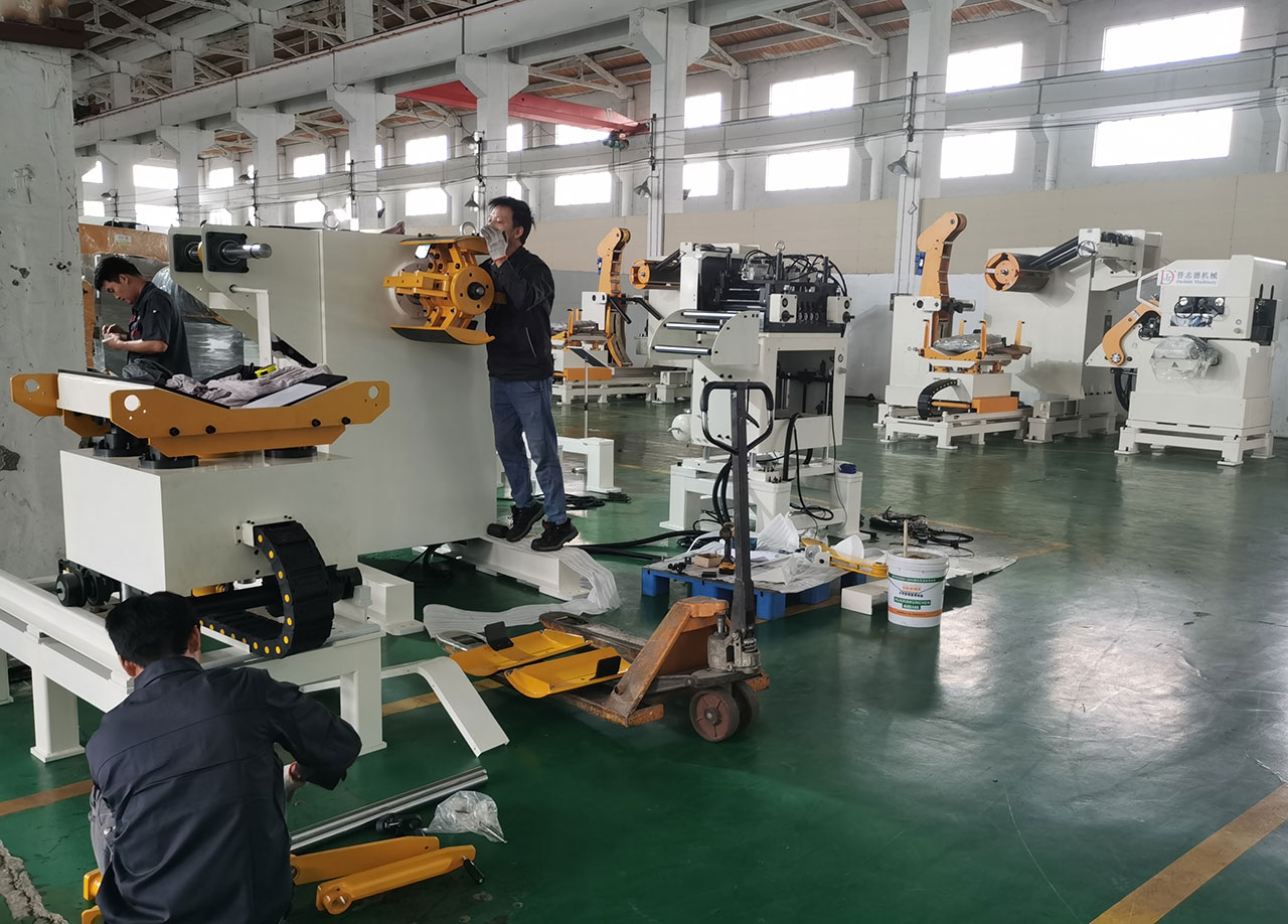 三合一送料机装配现场 三合一送料机装配现场