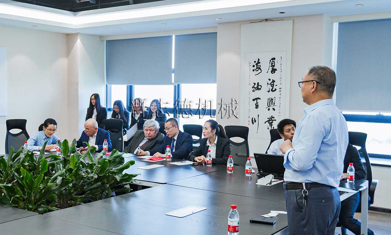 乌克兰客户来访冲床厂,乌克兰客户来访送料机厂
